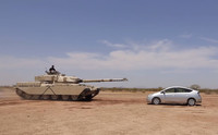 ¡Mirad, mirad! Este tanque aplasta un Toyota Prius