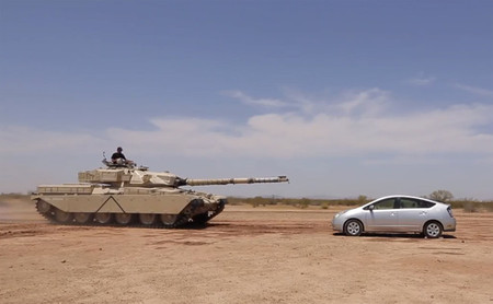 ¡Mirad, mirad! Este tanque aplasta un Toyota Prius