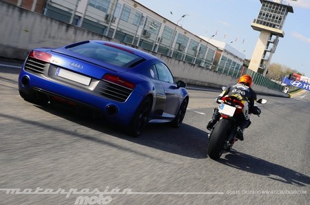 ducati_899_panigale_audi_r8_guille_cruzado