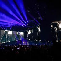 La espectacularización de los conciertos llega a su punto más fúnebre: Soda Stereo está tocando con uno de sus miembros fallecido