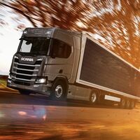 Scania desarrollará un gran camión híbrido enchufable envuelto en paneles solares que en España ahorraría un 20% de combustible