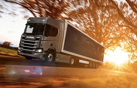 Scania desarrollará un gran camión híbrido enchufable envuelto en paneles solares que en España ahorraría un 20% de combustible