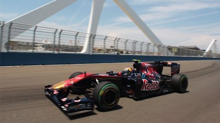GP de Europa 2010: Jaime Alguersuari, en lucha con Felipe Massa y Michael Schumacher pero fuera de los puntos