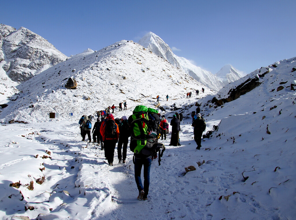 La turistificación del Everest se ha cobrado una víctima previsible: mil personas atrapadas por una tormenta