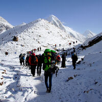 Cuando una tormenta azotó al Everest, mil personas descubrieron en sus carnes los límites de la turistificación