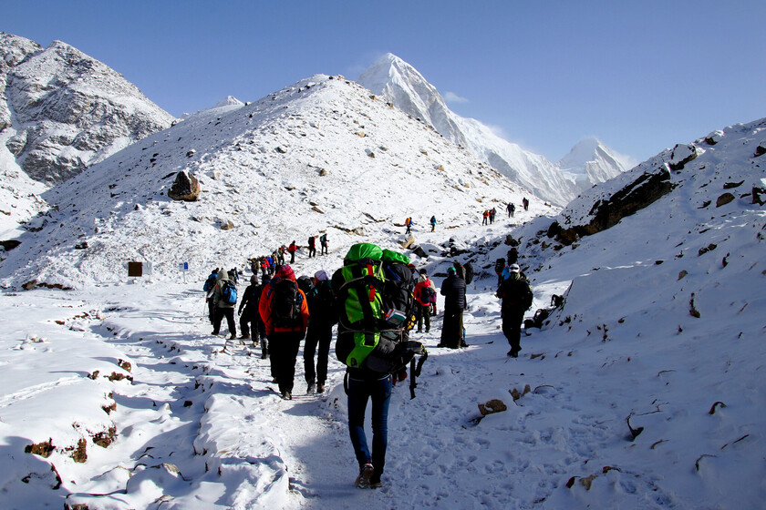 La turistificación del Everest se ha cobrado una víctima previsible: mil personas atrapadas por una tormenta thumbnail