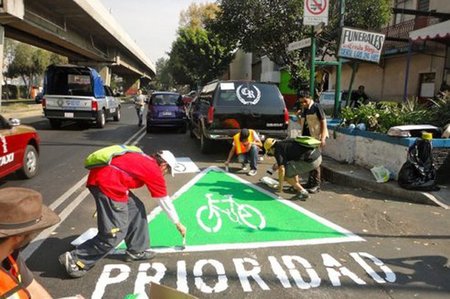 Si no hay carril bici, pues lo pintamos nosotros