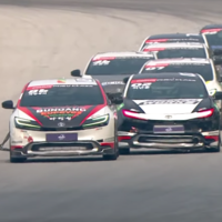 Una carrera entre Prius suena a la competencia más aburrida del mundo, pero esta copa demuestra que cualquier auto es divertido si intenta ir rápido