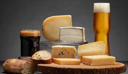 Estos son los mejores maridajes de cervezas artesanales con quesos