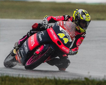 ¡Ha nacido una estrella! El novato David Muñoz se luce arrasando en Moto3 bajo la lluvia de Assen