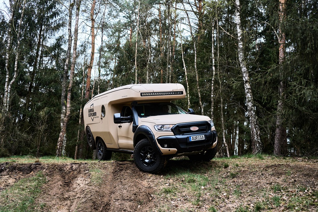 Parece un camión del Dakar, pero es una Ford Ranger convertida en una camper de lujo salvaje que se despliega con solo pulsar un botón 