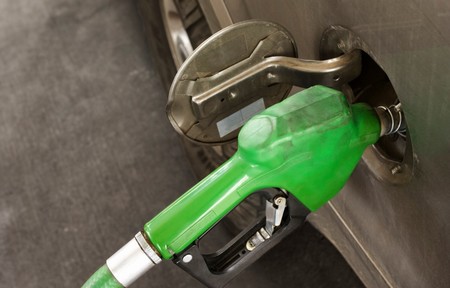 El seguro de tu auto podría asistirte con gasolina en caso de que la necesites