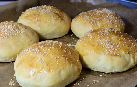Bollos para hamburguesas caseras. Receta sencilla