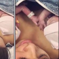 El emotivo momento en el que dos gemelas idénticas se toman de la mano minutos después de nacer