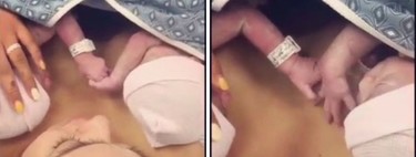 El emotivo momento en el que dos gemelas idénticas se toman de la mano minutos después de nacer