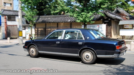 ¿Por qué en Japón hay retrovisores sobre el frontal de los coches?