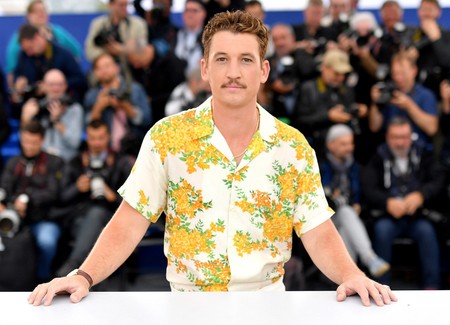 Miles Teller demuestra cómo se lleva el total look en blanco en primavera a su paso por Cannes
