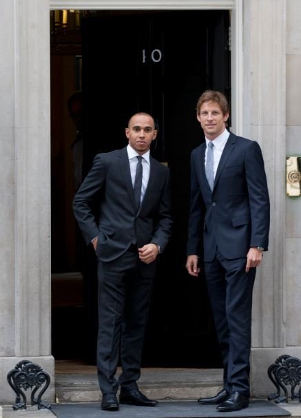Hamilton y Button, dos pilotos de lo más elegante y solidario