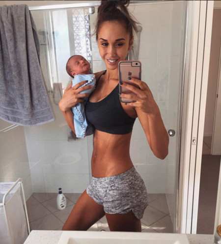 La mamá fitness vuelve a ser blanco de las críticas por hacerse una selfie sin sujetar la cabeza de su bebé