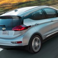 General Motors planta cara a Tesla, dicen que no necesitan reservas para fabricar sus eléctricos