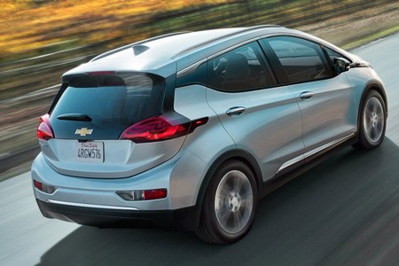 General Motors planta cara a Tesla, dicen que no necesitan reservas para fabricar sus eléctricos