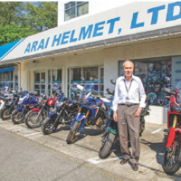 Um engenheiro japonês começou a fabricar capacetes para trabalhadores da construção civil. Então, por engano, descobriu que eles eram mais adequados para motociclistas 