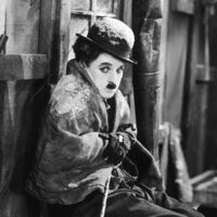 El surrealista secuestro del cadáver de Charles Chaplin: una historia real con ladrones de tumbas, rescates menguantes y una viuda inquebrantable