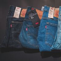 El Corte Inglés rebaja los vaqueros Levi's que hacen piernas infinitas a precio low cost para lucirlos este verano 
