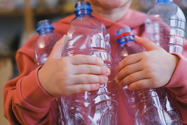 Reunieron más de 2.000 botellas de plástico para levantar un invernadero: acabaron creando un espacio para cultivar durante todo el año