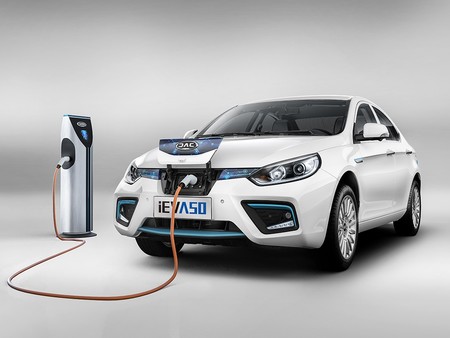Este JAC iEV A50 es una berlina eléctrica china que promete hasta 500 km de autonomía