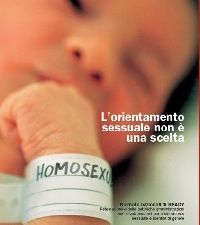 Polémica en Italia por el cartel de un recién nacido con un brazalete en el que se lee homosexual