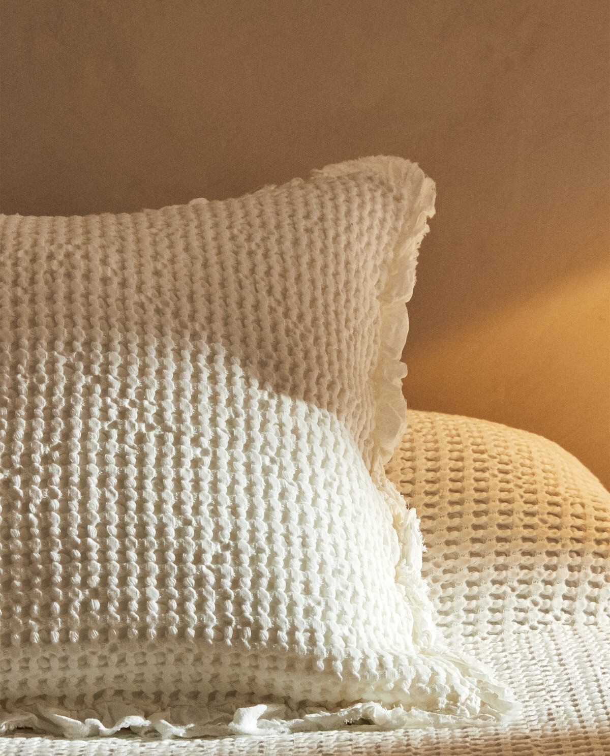 Nueve fundas de cojines de Zara Home que todavía encontramos en las