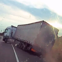 ¡Irresponsable total! Este vídeo retrata cómo conducía un camionero que superaba siete veces la tasa de alcohol