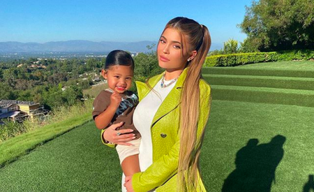 Kylie Jenner pasa de comprar en AliExpress: Pide un pony para Stormi que le cuesta 200.000 dólares y 10.000 de gastos de envío