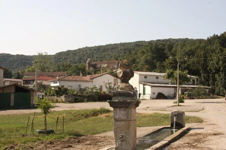 El Refugio De Carlos Sobera Un Pueblo De 22 Habitantes Con Una Iglesia Del Siglo Xvii Y Un Valle Que Une A Tres Ciudades
