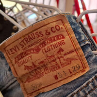 Levi's sorprende en rebajas liquidando sus míticos vaqueros 501 por menos de 40 euros y va a formar colas para conseguirlos  