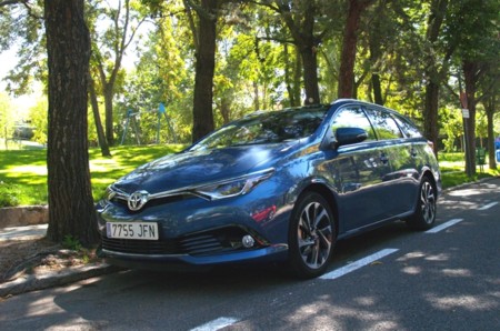 Probamos el nuevo Toyota Auris Touring Sports: motor y conducción