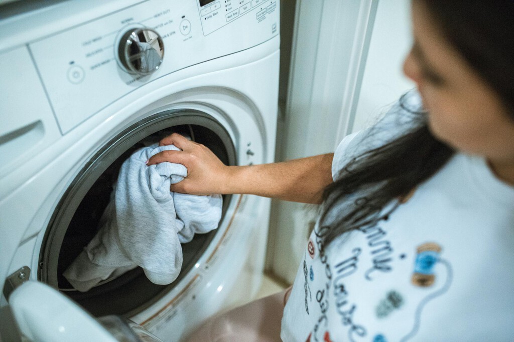 El detergente y el suavizante pueden estropear tu lavadora. Así puedes prevenir que la ropa no salga limpia y hasta averías