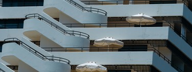 Lidl lanza la sombrilla de terraza más barata del mercado: tiene mástil ajustable y es perfecta para dar un toque elegante en tus zonas de exterior