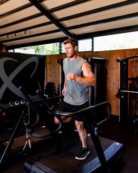 Chris Hemsworth training