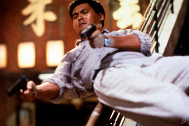 Tardó tres años en llegar a los cines españoles y aquí no la vio nadie: la película de acción de los 90 que hoy copian todos los directores de Hollywood
