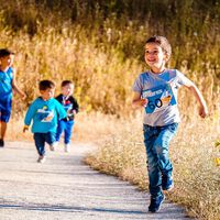 Caminar o correr 15 minutos al día mejora las funciones cognitivas en los niños