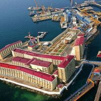 Bienvenidos a Neft Dashlari, la ciudad del petróleo que creció sobre barcos hundidos para orgullo de la URSS