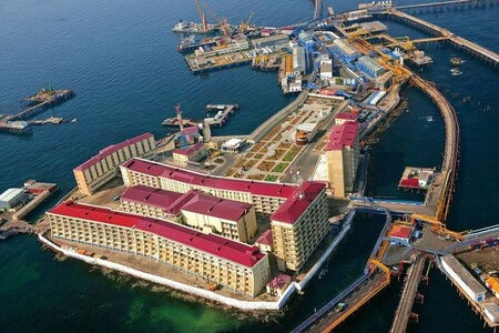 Bienvenidos a Neft Dashlari, la ciudad del petróleo que creció sobre barcos hundidos para orgullo de la URSS