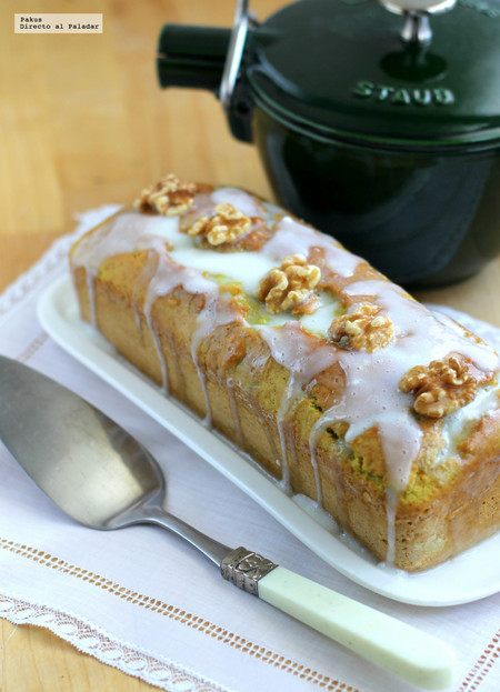 Bizcocho de aguacate con glaseado de yogur y nueces, una receta saludable para desayunar o merendar