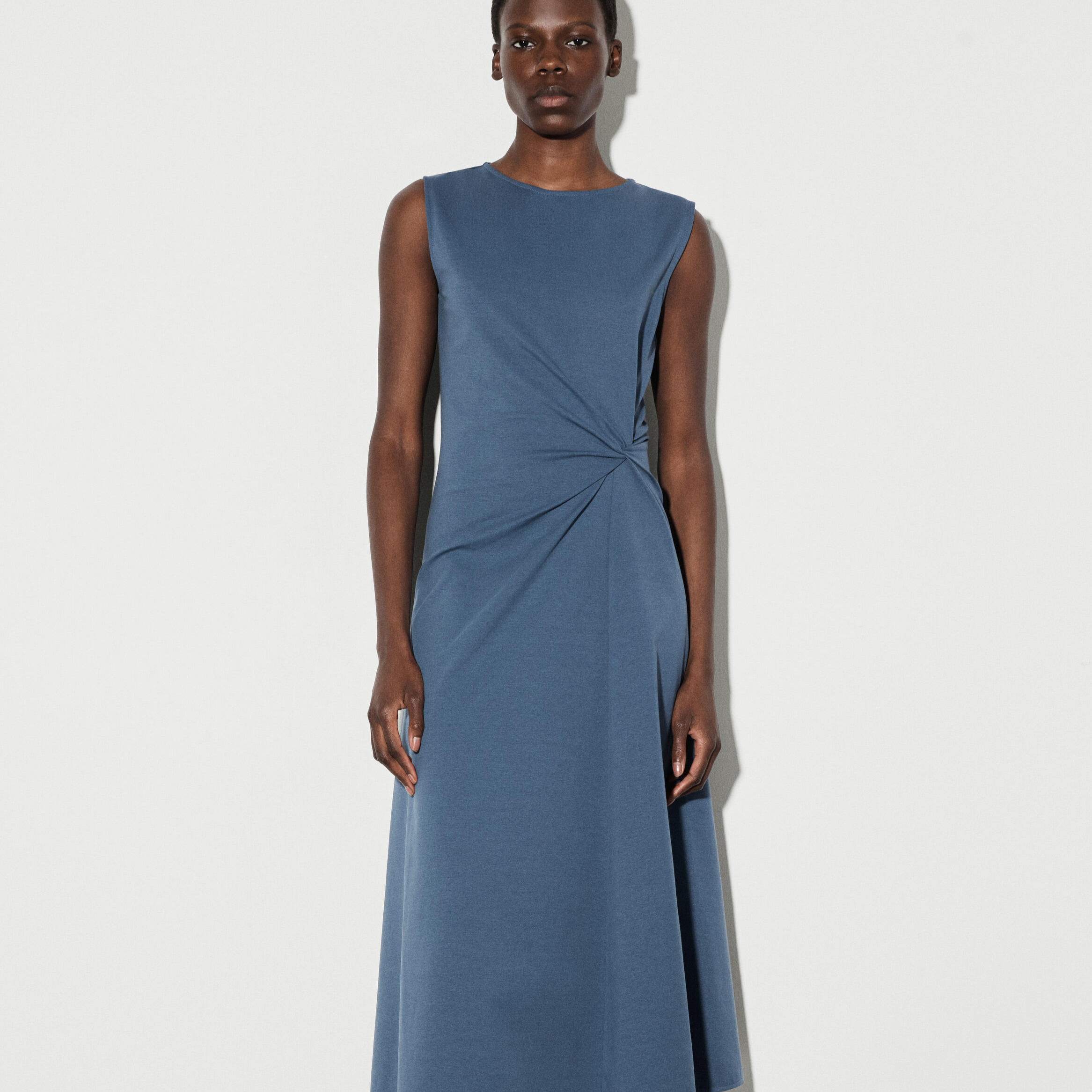 VESTIDO MIDI ELÁSTICO CON DETALLE DE NUDO
