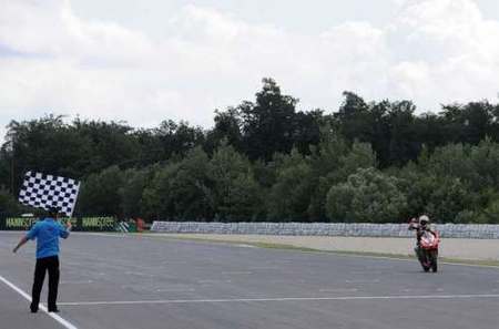 Max Biaggi regresa a la victoria en 'su' circuito