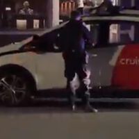 WTF, nivel: cuando la policía da el alto a un coche autónomo porque va sin luces... y se intenta dar a la fuga