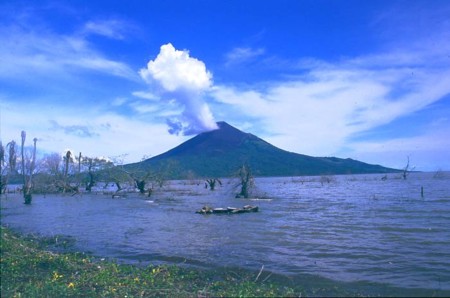 El volcán Momotombo en Nicaragua ha entrado en erupción por primera vez en 100 años