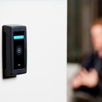 Esta cerradura electrónica y conectada permite la gestión del control de accesos aunque no tengamos acceso a la red de datos
